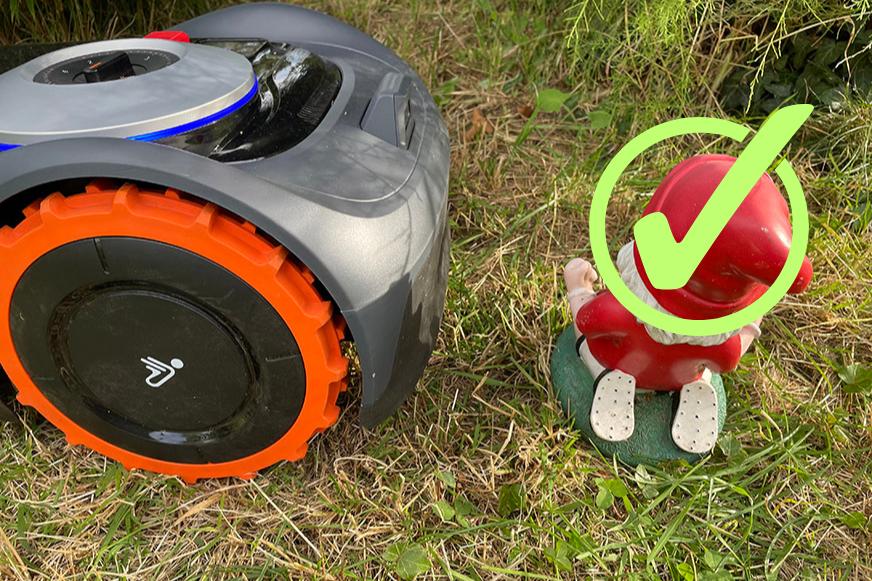 Die Hinderniserkennung des Navimow iSeries i108E Mähroboters ohne Begrenzungskabel erkennt im Test ein Gartenzwerg als Hindernis.